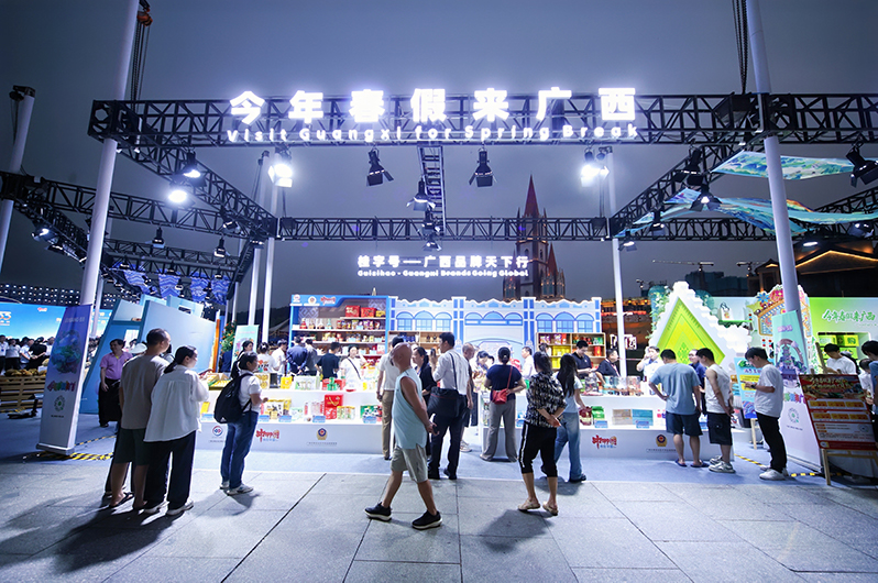 市民在活动现场逛展。主办方供图