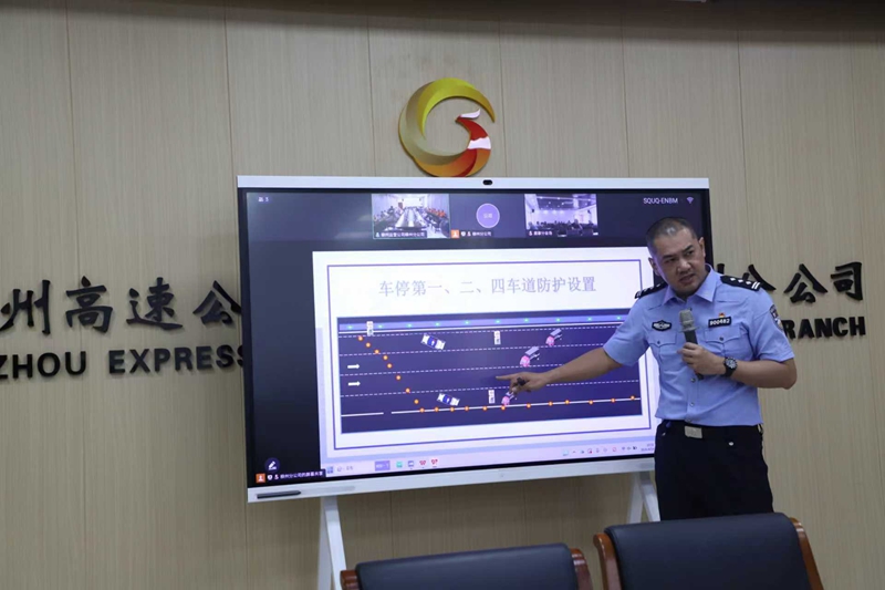 高速公路管理二支队勤务一大队大队长蓝啸海进行理论讲授。杨东旭摄