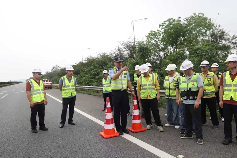 蓝啸海大队长在高速公路路面进行实操演示。方泳钧摄
