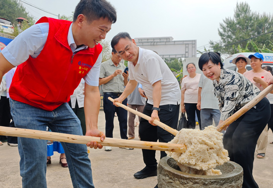 舂糯米糍粑活动