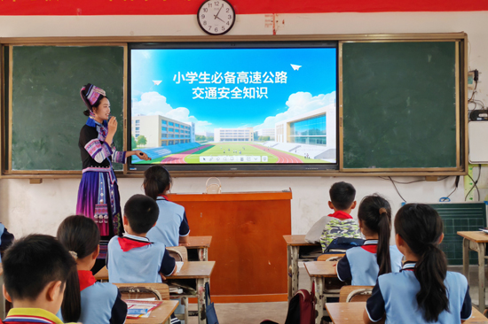 党员志愿者通过生动实用的“安全科普小课堂”