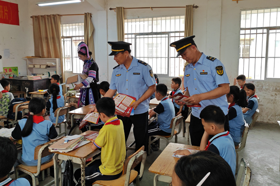 联盟党员向学生们发放安全知识宣传单