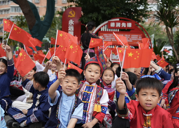 学生齐唱《爱我中华》