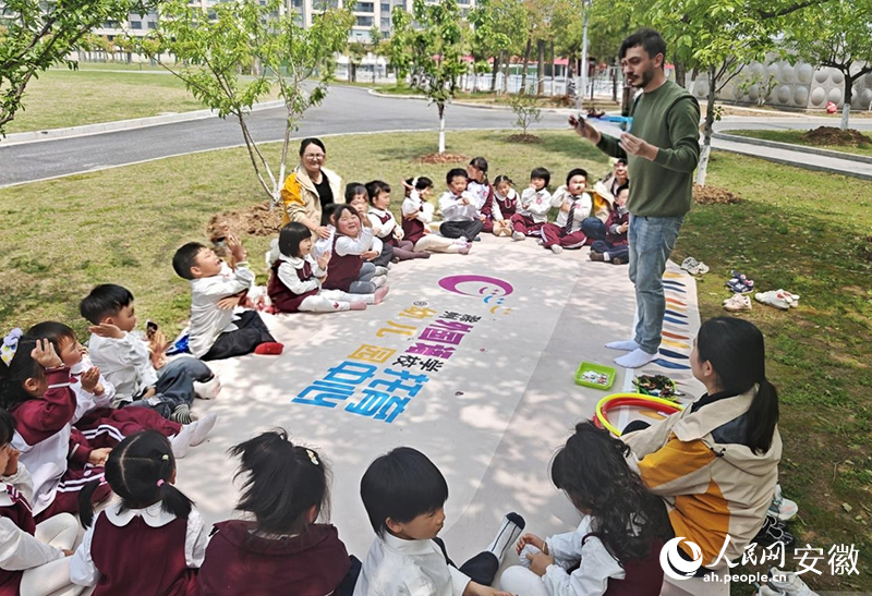 滁州外国语学校操场，外教带领孩子们上口语课。周坤摄