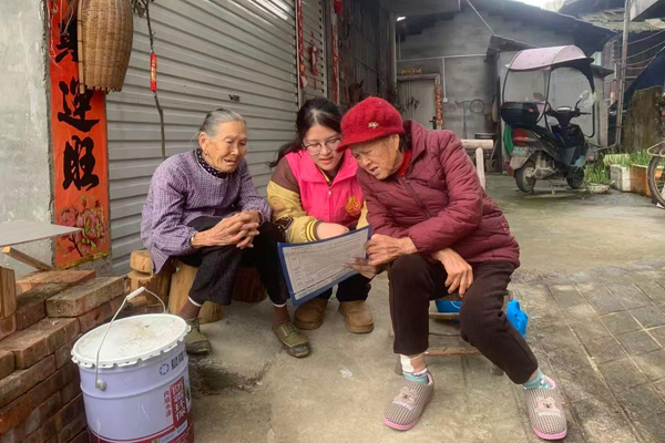 志愿者入户为老人宣讲惠民政策。广西幼师供图