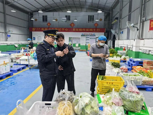 2026年4月3日長洲區市場監督管理局到校園食品配送企業進行檢查