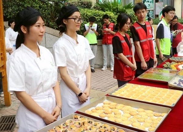 师生制作西式糕点、“三月三”传统美食供社区居民品鉴。