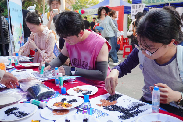 制作民俗绘画作品现场。广西师范大学供图