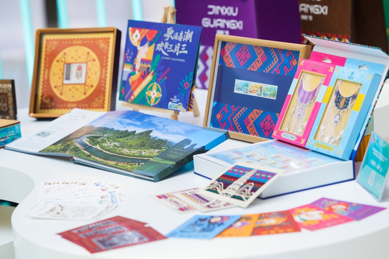 一批文创产品集中展示。主办方供图