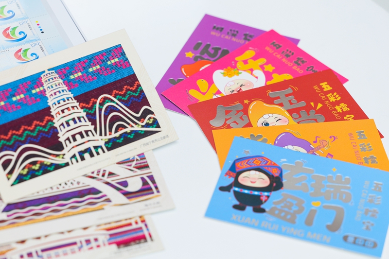 一批文创产品集中展示。主办方供图
