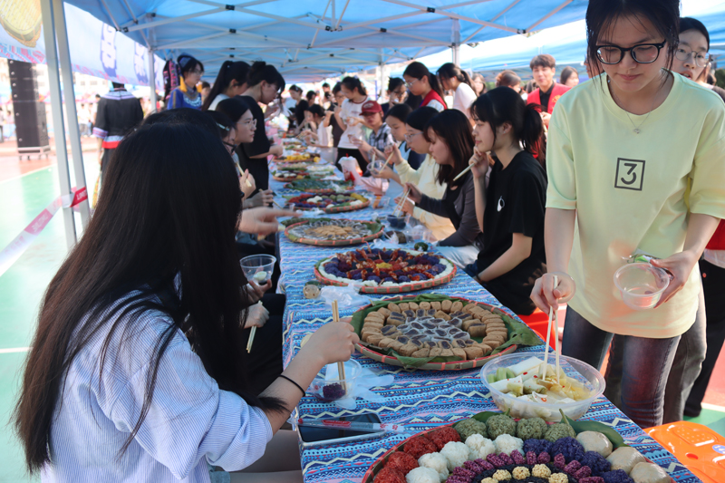 品·民族美食。学校融媒体中心供图
