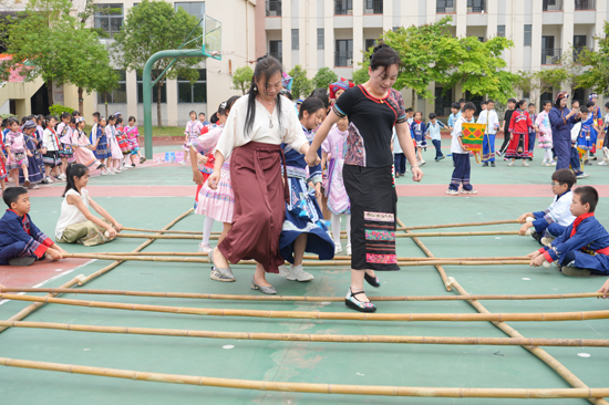 师生共跳竹竿舞。黄嘉雯摄