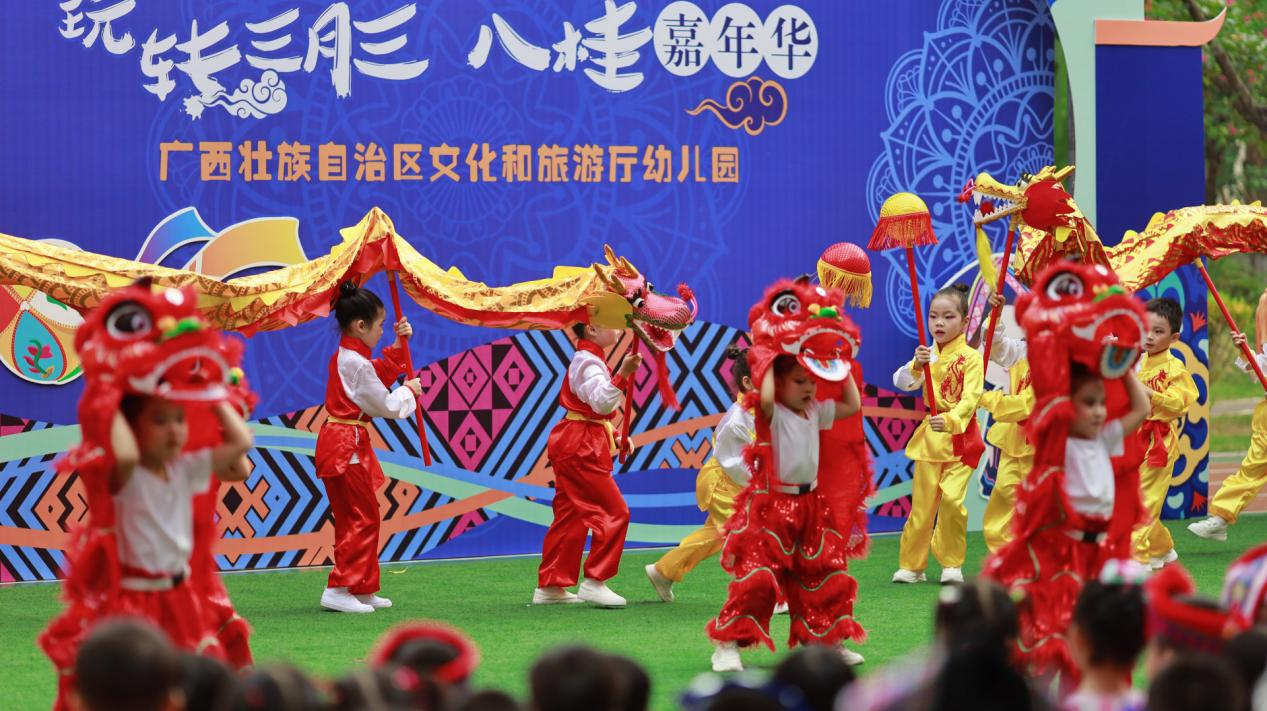 金龙瑞狮活动现场。覃斌摄