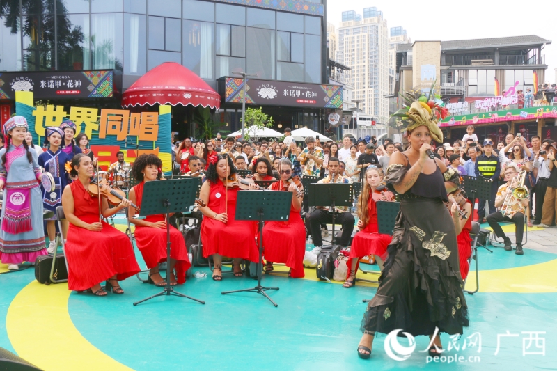 山歌邂逅交响乐，共同奏响跨国音乐会。人民网 韦欢摄