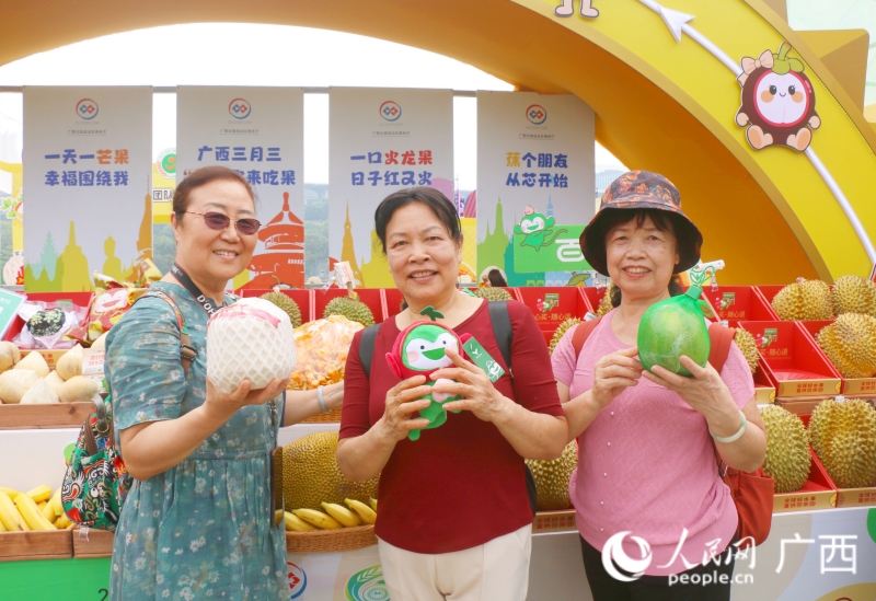 东盟水果“圈粉”游客。人民网 韦欢摄