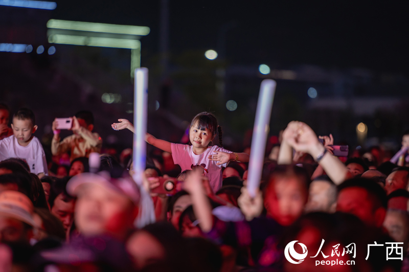 观众畅享罗城走坡音乐节。人民网记者 严立政摄