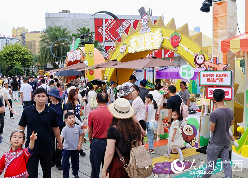 主题市集里人来人往，十分热闹。人民网 韦欢摄
