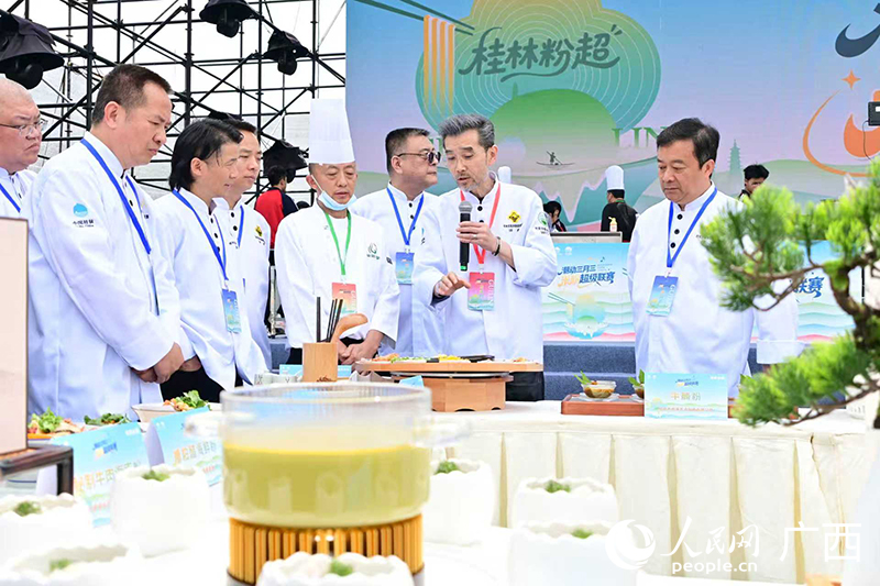 评委对参赛作品进行评分。人民网记者 雷琦竣摄