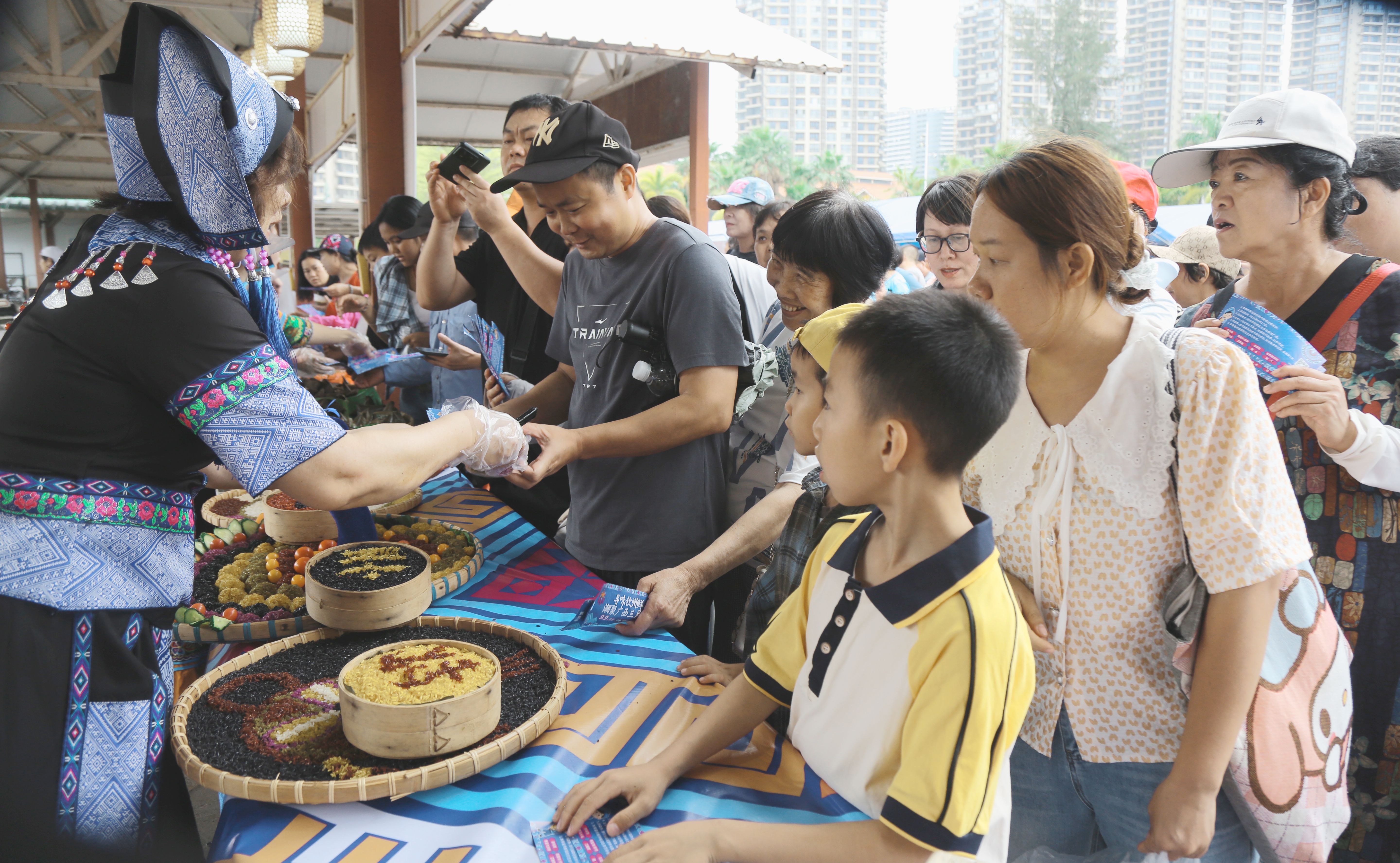 游客在排队品尝美食。郑邦钦摄