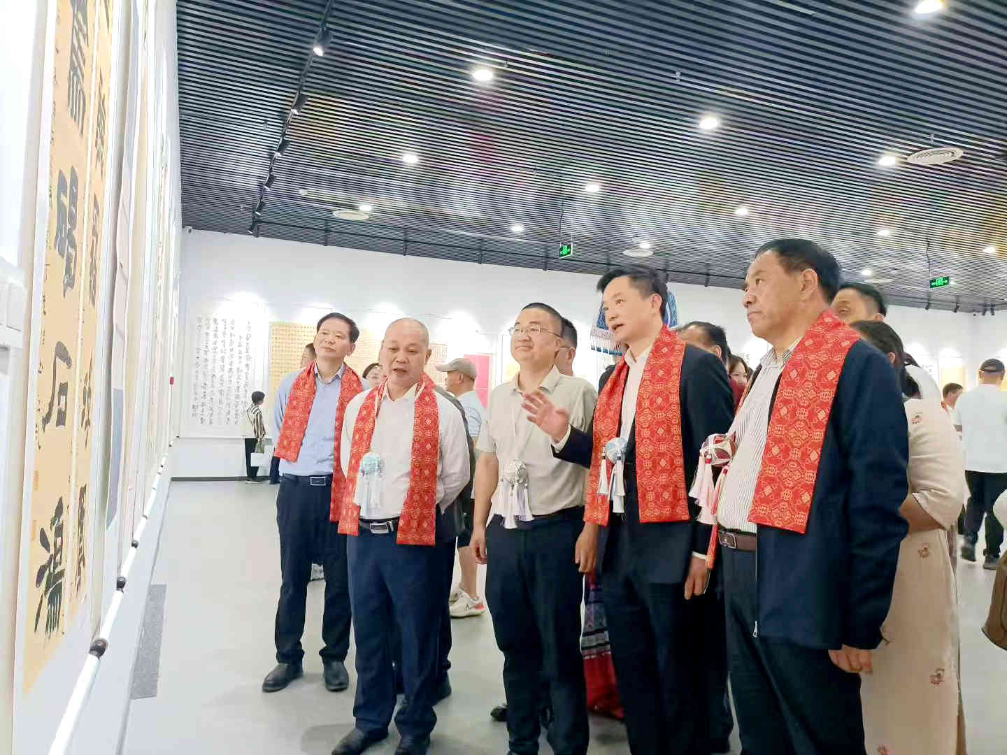 领导嘉宾参观展览。主办方供图