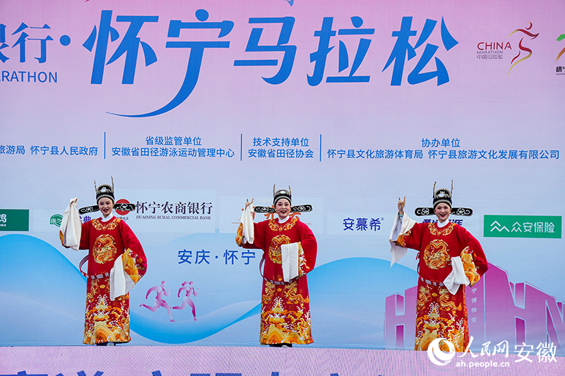 开赛前的黄梅戏表演