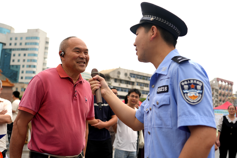 群众积极参与国家安全宣传教育有奖问答。