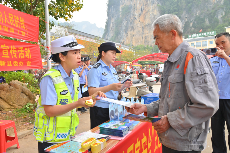 工作人员在向群众宣传交通安全知识。