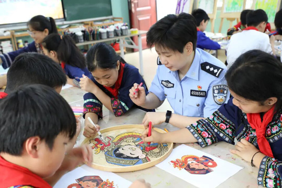 开展铜鼓手工制作、民族团结主题簸箕绘画