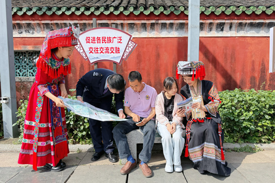志愿者开展文旅宣传。恭城分公司供图