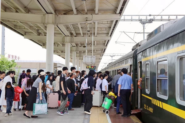 旅客在全州南站有序排队上车。李梓豪摄