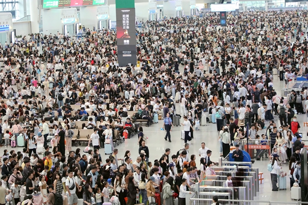 南宁东站候车大厅。杨羡树摄