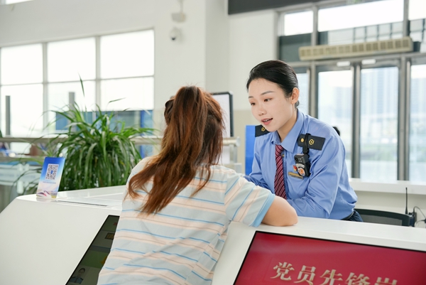 钦州东站客运员在服务台解答旅客问询。何家海摄