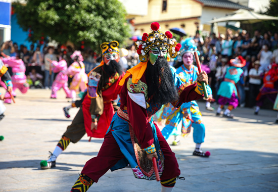 4月18日，在阳朔县白沙镇遇龙村旅游停车场进行的潮汕英歌舞展演。