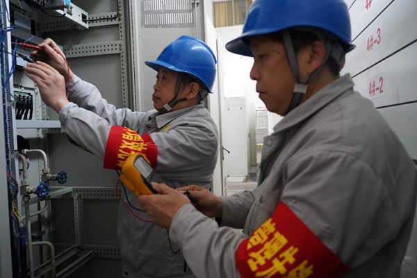 龙胜发电分公司检修人员进行数据检测。广农新能源集团供图