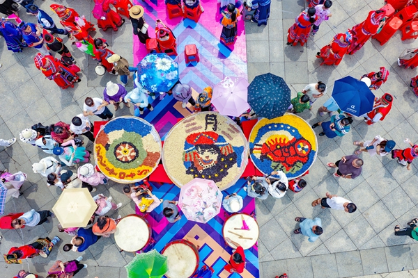 五色糯米飯展示。