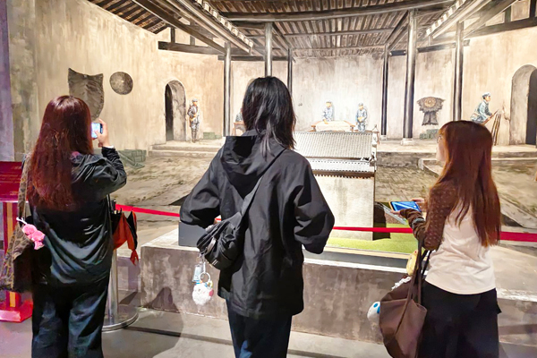 参观红军长征突破湘江纪念馆。万思君摄