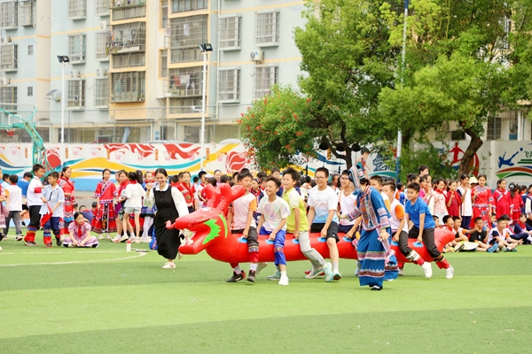 武宣縣實驗小學本部開展旱地龍舟比賽，同學們齊心協作完成比賽。