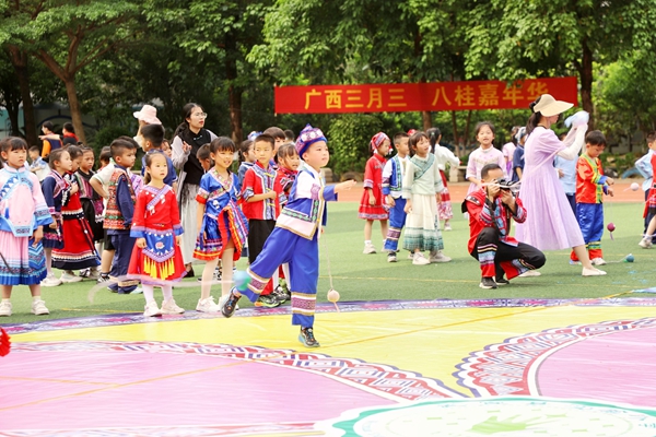 武宣縣實驗小學本部開展拋繡球比賽等活動。