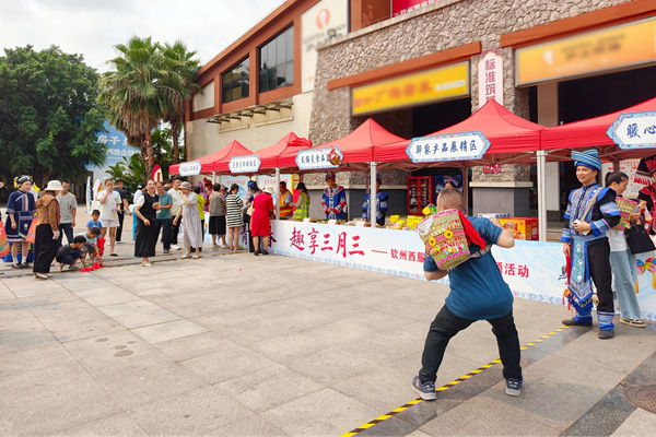 钦州西服务区开展活动。陈小迎摄