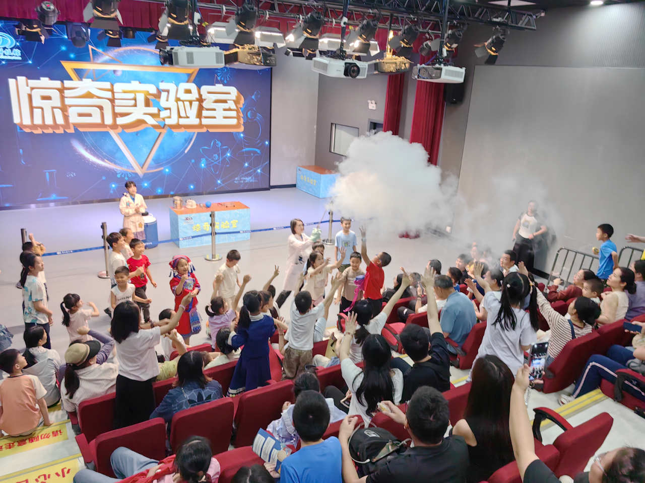 广西科技馆科普实验秀。黄传彦摄