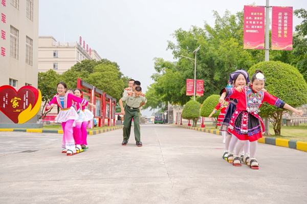 官兵与驻地学生正在板鞋竞速。赖治华摄