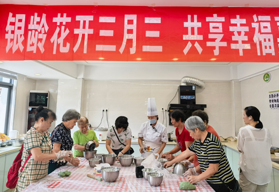 “银龄花开三月三 共享幸福嘉年华”美食制作培训。北海职业学院供图