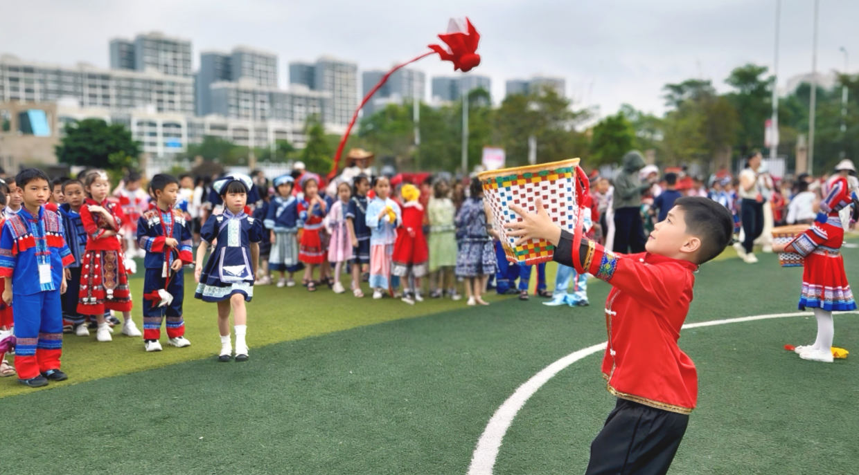 北流市永順小學拋繡球活動現場。北流市教育局供圖