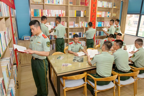 武警官兵在图书阅览区自主阅读学习。