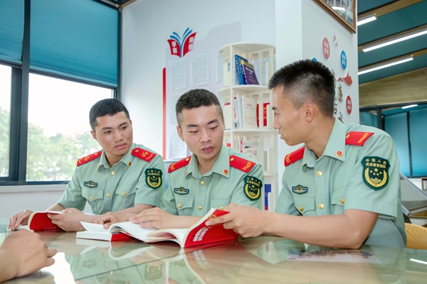 武警官兵围坐共读、分享好书片段。