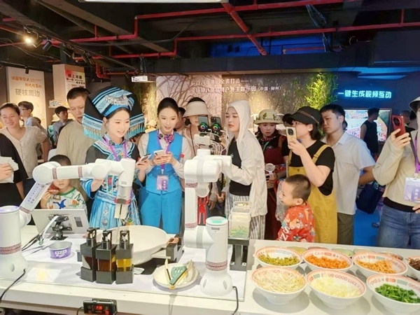 柳州工学院与柳州工业博物馆联合研制的各类机器人吸引众多游客驻足。
