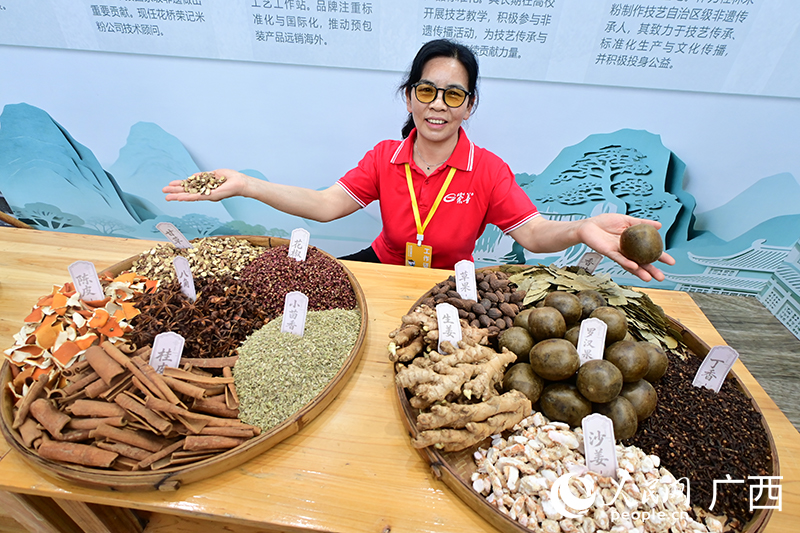 梁玉珍介绍卤料。人民网记者 雷琦竣摄