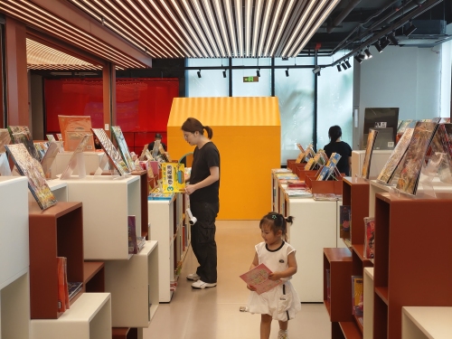 市民在新华书店23号店挑选书籍。人民网记者郭振乾摄