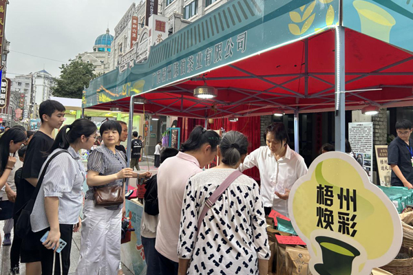 活动现场吸引众多市民与游客驻足体验、品茗选茶。