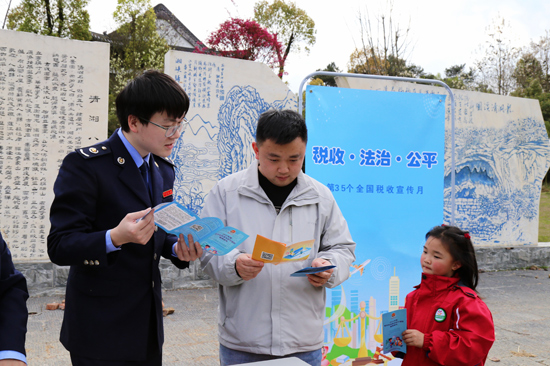 国家税务总局全州县税务局进景区开展税法宣传活动，通过现场讲解、互动答疑等形式，普及税收法律法规，解读最新税费优惠政策。盘志萱摄